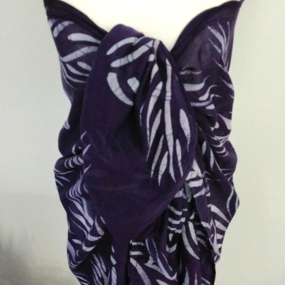 Vintage Batik ladies sarong, 64" x 43" - Picture 2 of 5